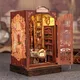 CUTEBEE Kit angolo libro fai-da-te Casa delle bambole in legno in miniatura con inserto per libreria leggera Modello decorativo per regali Memorie di libreria