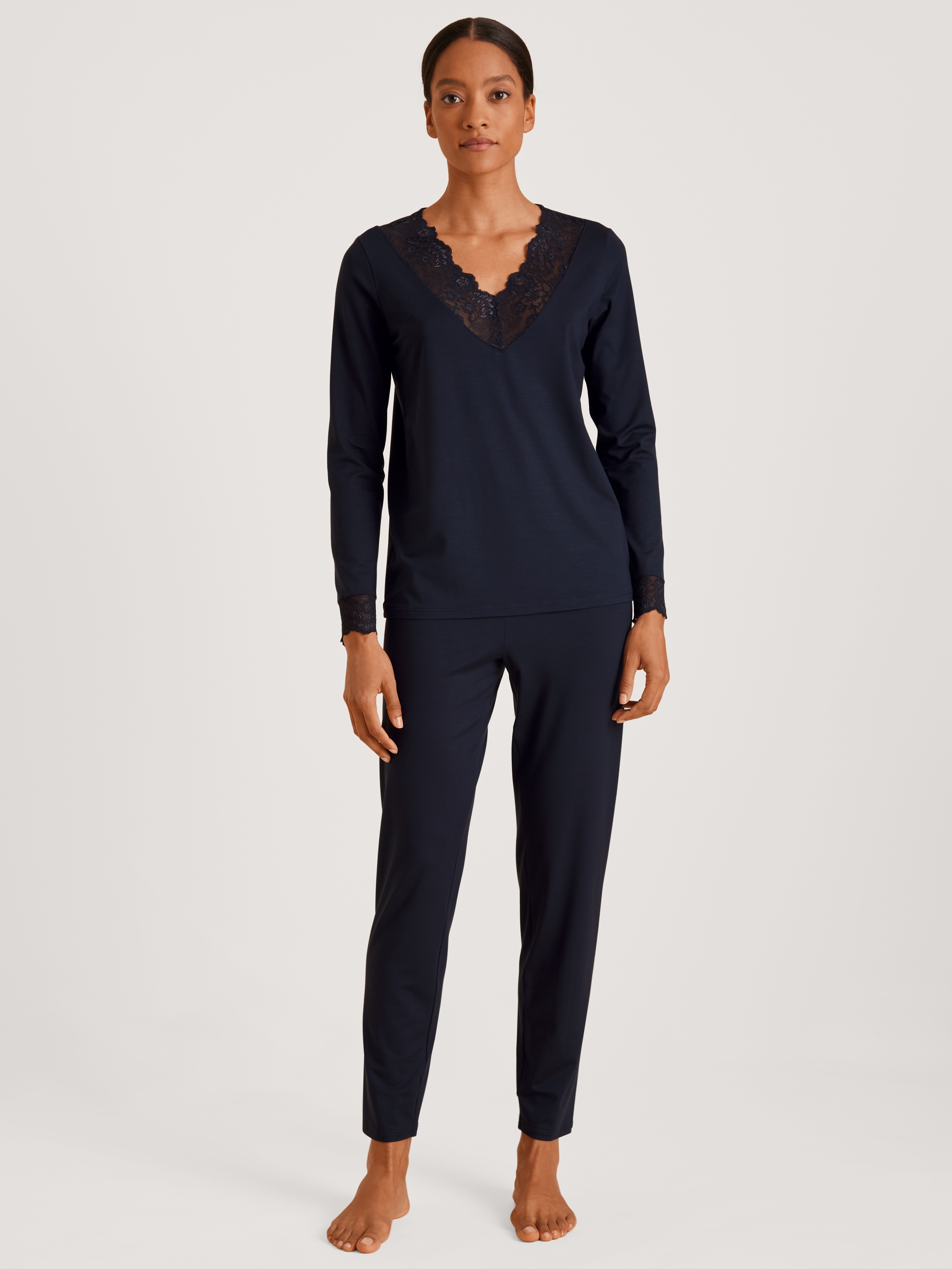 Schlafanzug CALIDA "Elegant Dreams", Damen, Gr. S (40/42), blau (schwarz lapis blau), Single Jersey, Obermaterial: 95% Modal (TENCEL™), 5% Elasthan, leicht transparent, unifarben, comfort fit lang, V-Ausschnitt, Homewear-Sets Schlafanzug, Spitze an...