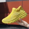 Mode gelb Slip on Sneakers Männer ultraleichte Socken Schuhe Männer Plattform Trainer atmungsaktive Casual Sneakers Mann Laufschuhe