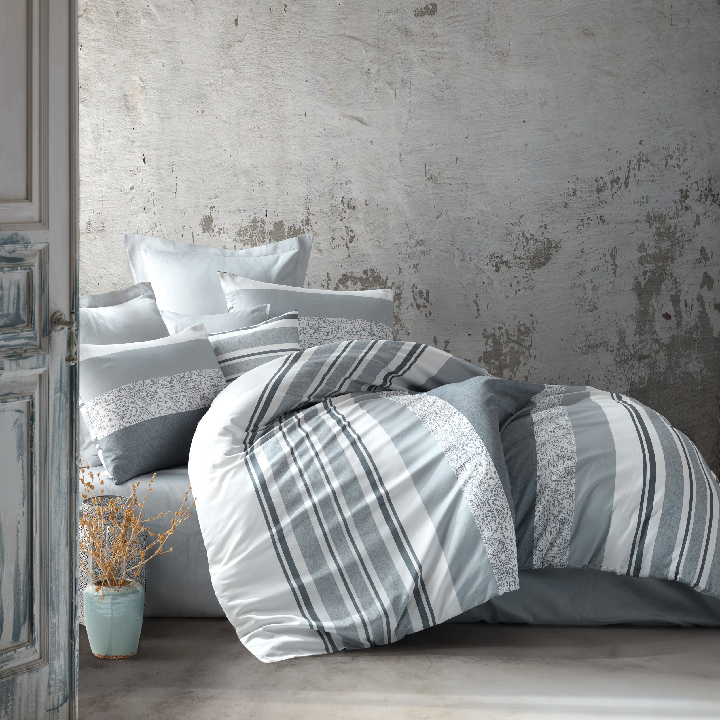 Bettwäsche SCHIESSER "Adele aus weicher Baumwolle mit im Paisley-Streifen-Look", grau, B/L: 155cm x 220cm, 1 Stk., 1 Stk., Renforcé, B/L:, 2 Stk., Renforcé, Obermaterial: 100% Baumwolle, Bettwäsche, MADE IN GREEN by OEKO-TEX Image