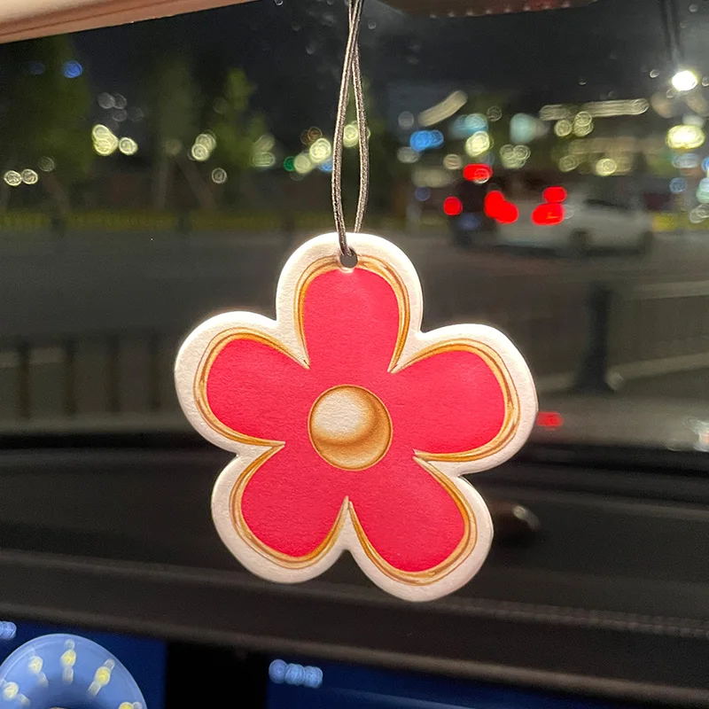 Auto Aromatherapie Parfüm Lufterfrischer Japanische Cartoon Animation Rückspiegel Duft Anhänger Toilette Air Vent Blumen Image