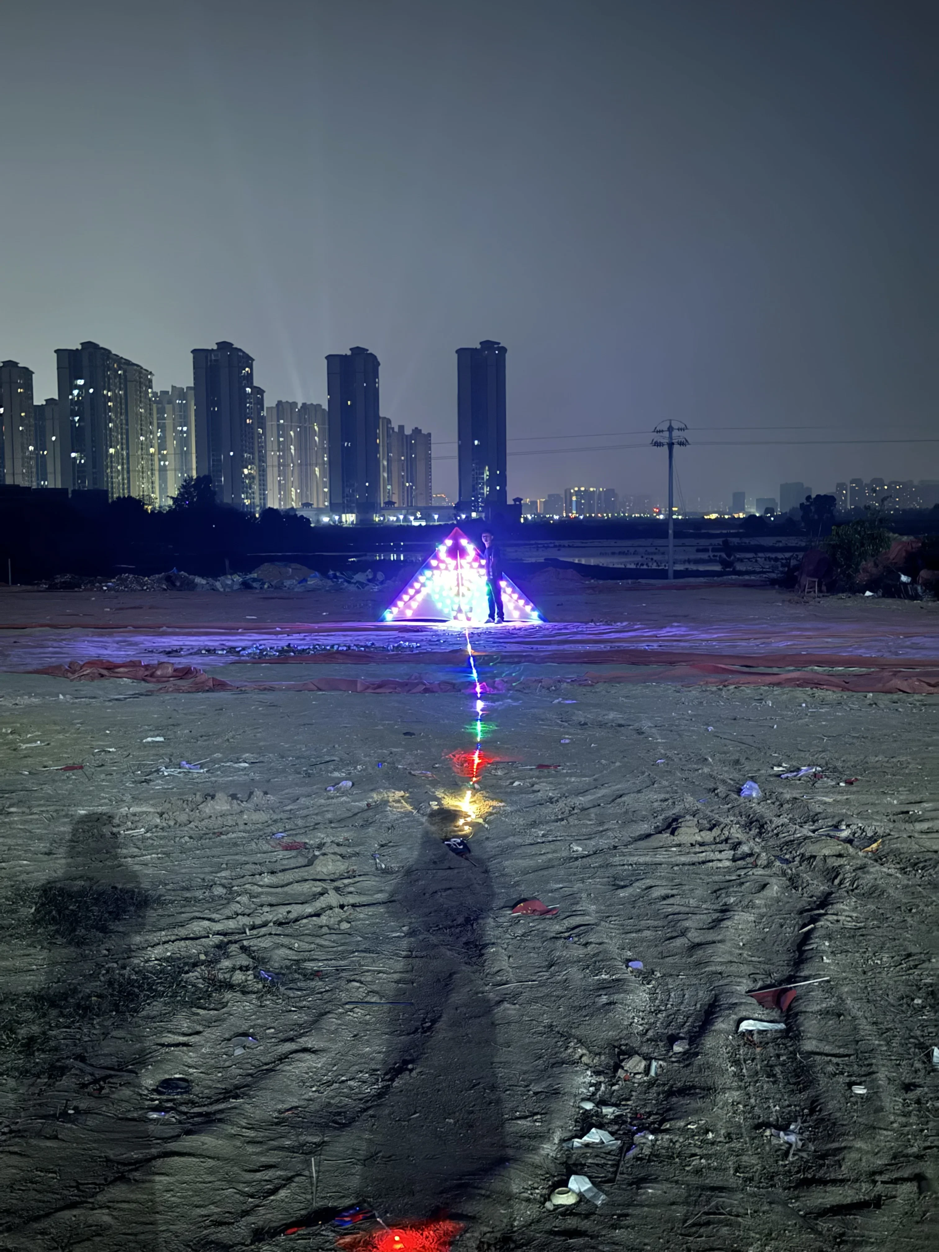 Großer LED Delta Nacht drachen 3sq Spinnen dreieck Drachen mit Lichtern, 10m bunte Schlauchs chwänze, 544 Ripstop Nylon Image