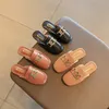 Sommer Slip-On stilvolle Mädchen Hausschuhe Outdoor Cover Toe Farbe Dekor Schüler Kinder Sandalen flache Schuhe Pu Kinder Slider