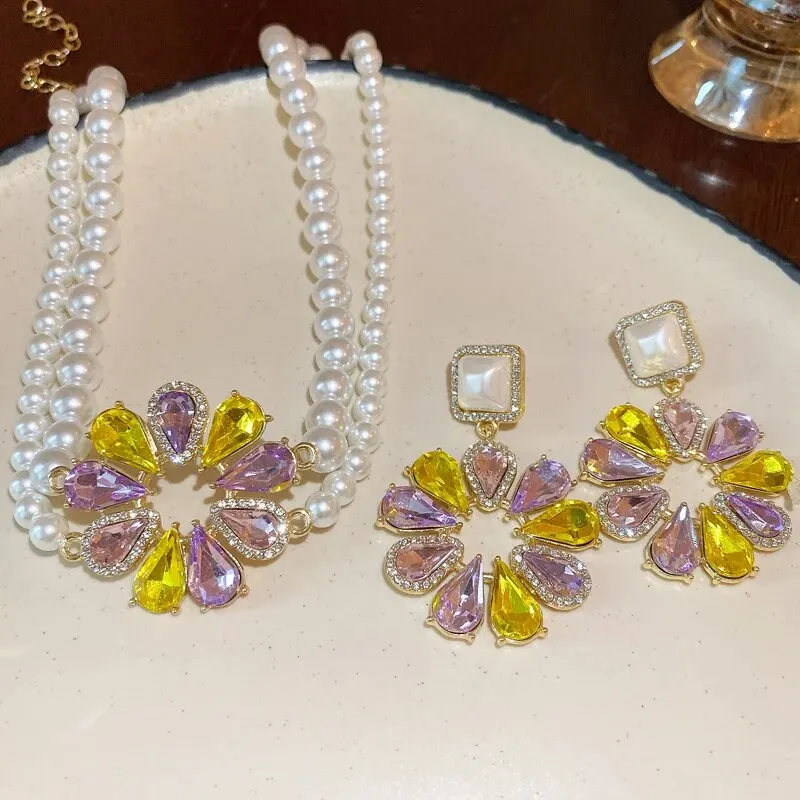 Modische Blumen-Anhänger-Halskette und Ohrringe Schmuckset Strass-Halskette Doppellagige Imitationsperlen-Halsketten K0 Image