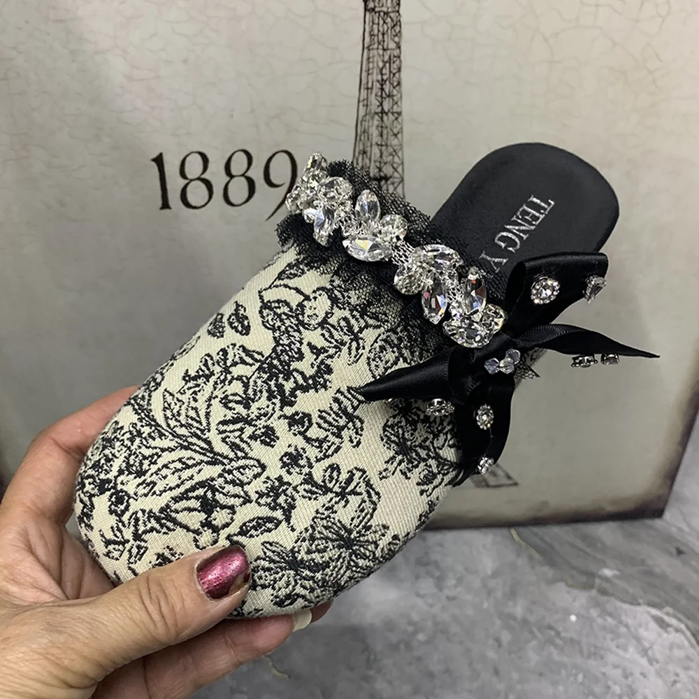Mode Frauen Hausschuhe Retro stil Strass Weibliche Sandalen Plus Größe Casual Flache Halbe Hausschuhe Antislip Sommer Frauen Schuhe