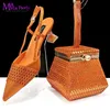Orange Farbe, modisch, eleganter Stil, afrikanische Damenschuhe, passende Tasche, spezielles Design,