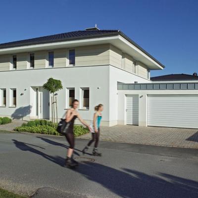HÖRMANN Sektionaltor LPU42 mit Zarge S-Sicke verkehrsweiß, Zarge mit L-Beschlag, 2315x2080 mm Image