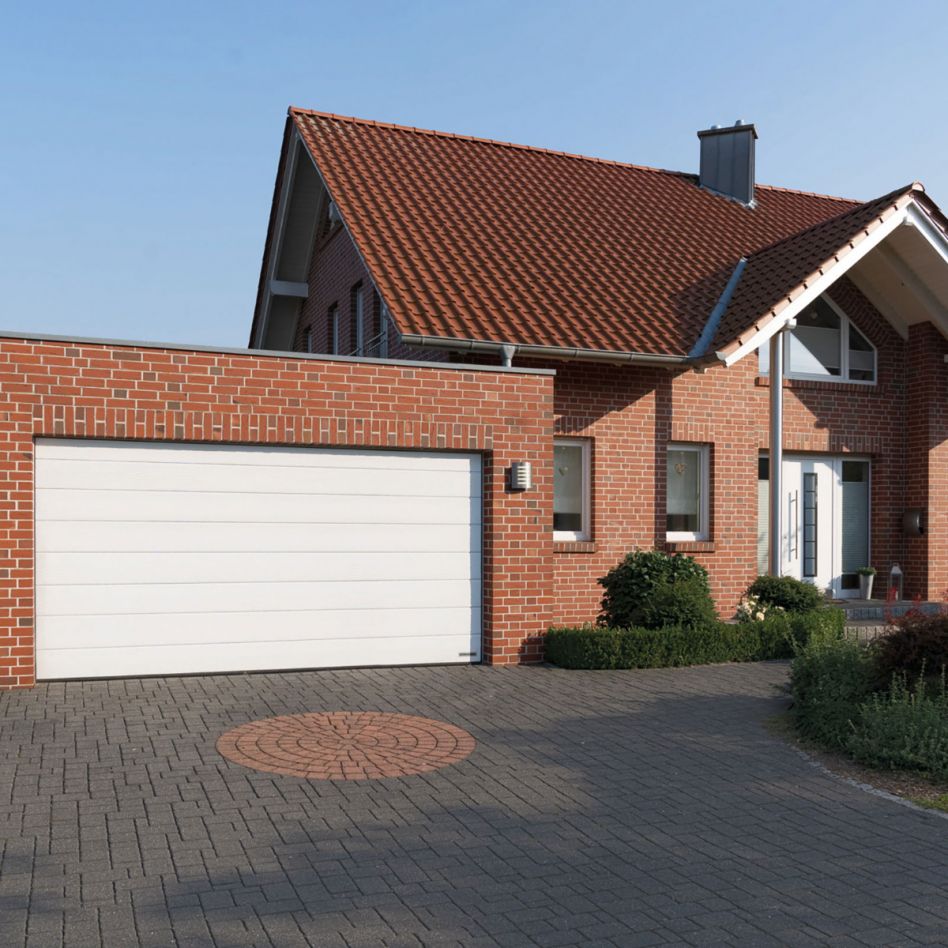 HÖRMANN Sektionaltor LPU42 mit Zarge M-Sicke verkehrsweiß, Woodgrain, 2250x2000 mm,Zarge mit N-Beschlag Image