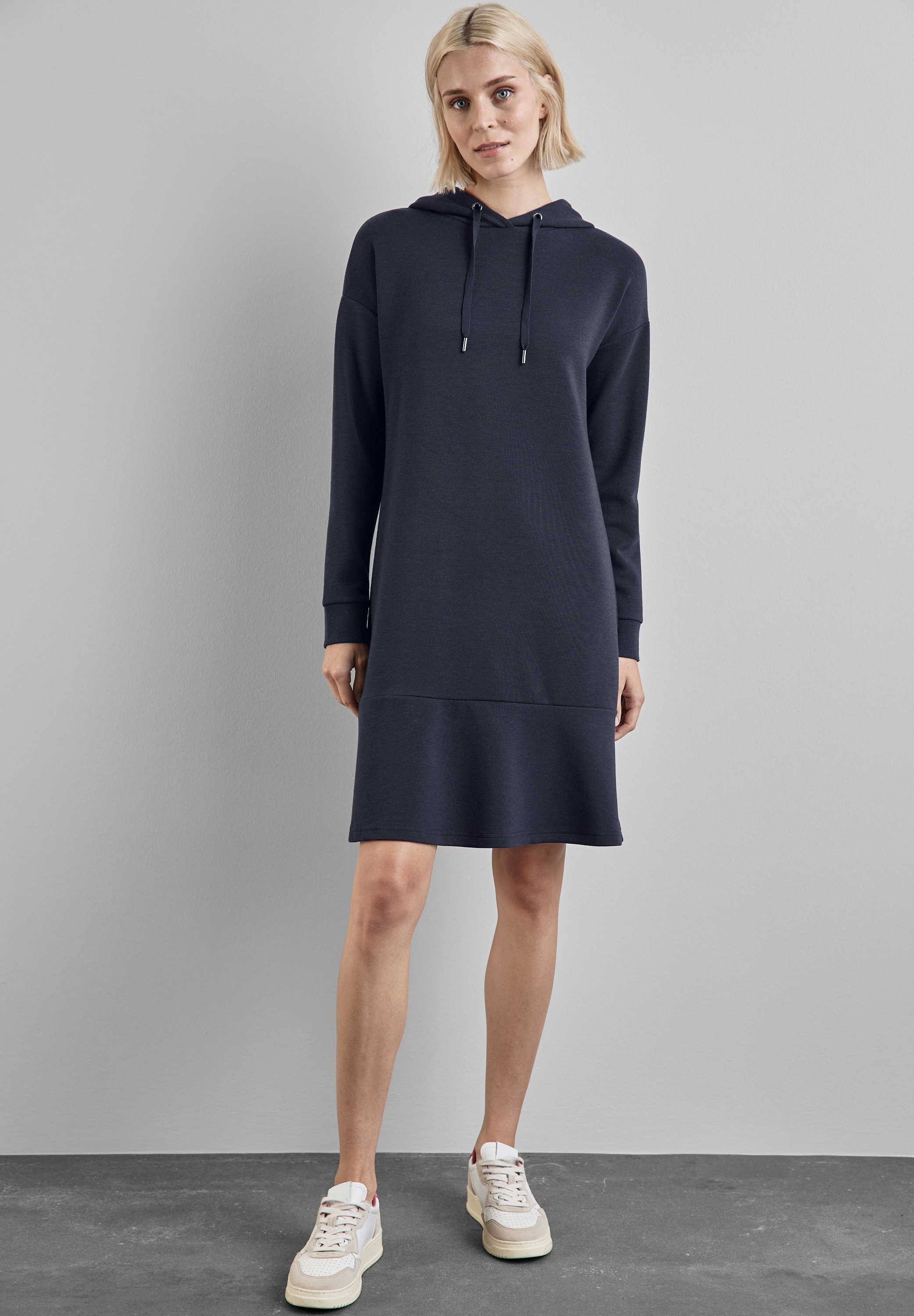 Sweatkleid STREET ONE, Damen, Gr. 44, EURO-Größen, blau (tiefblau), Stoff, 68% Polyester, 28% Viskose, 4% Elasthan, unifarben, gerade knieumspielend, ohne Ausschnitt, Bündchen, Kleider Sweatkleid, mit Kapuze