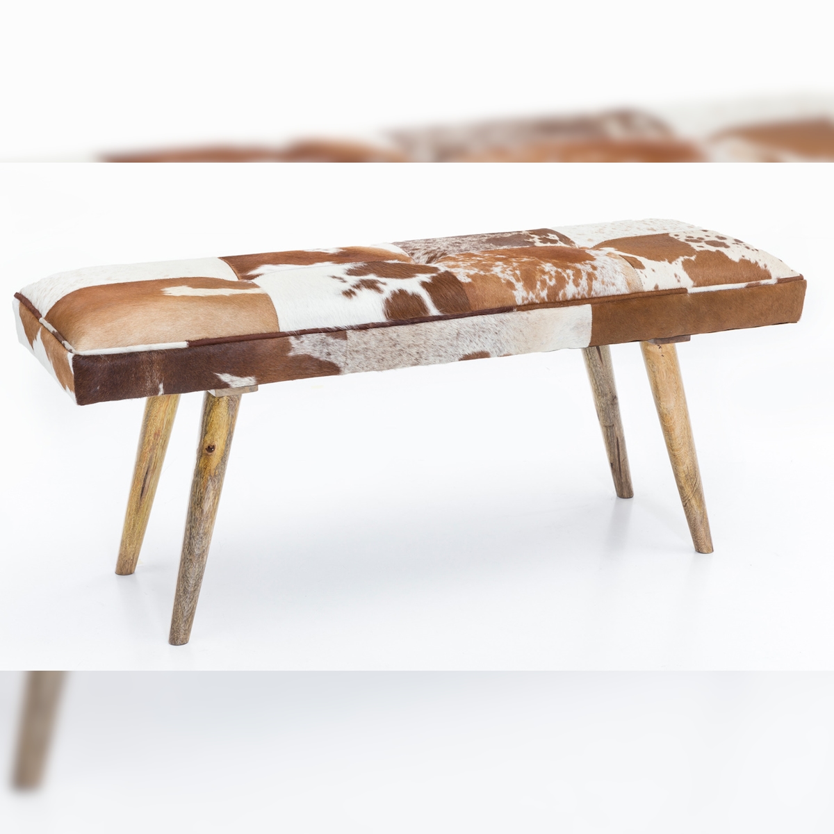 Sitzbank im Landhausstil mit Ziegenfellüberzug, echtes Leder, Mango Holz, 220 kg Belastbarkeit. 120x40x52 cm | Kadima Design Image