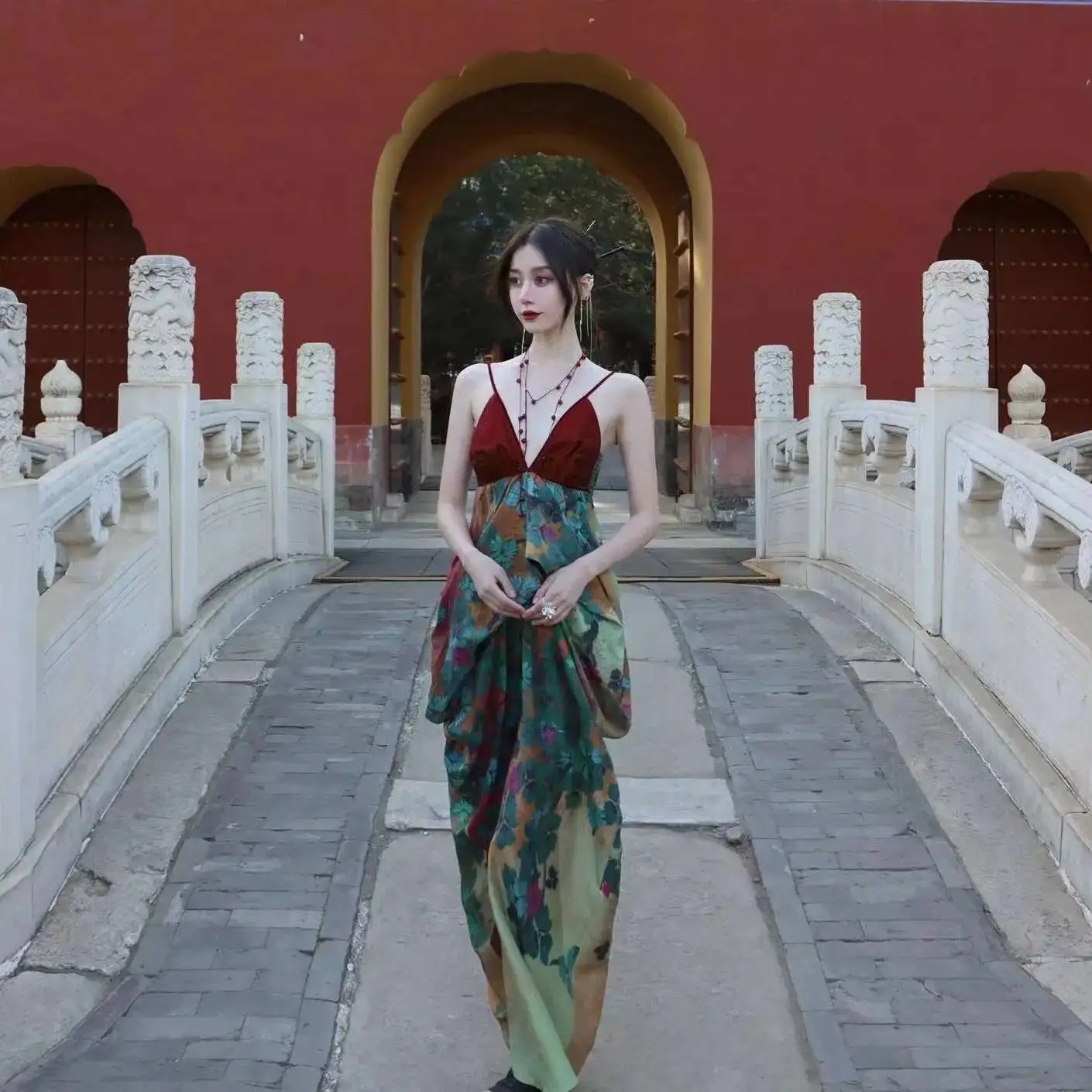Neue chinesische Art roten Rock langes Kleid Nische Design Kleid Schlankheit muster rot rücken freies Kleid sexy langes Fischschwanz Kleid für Frauen