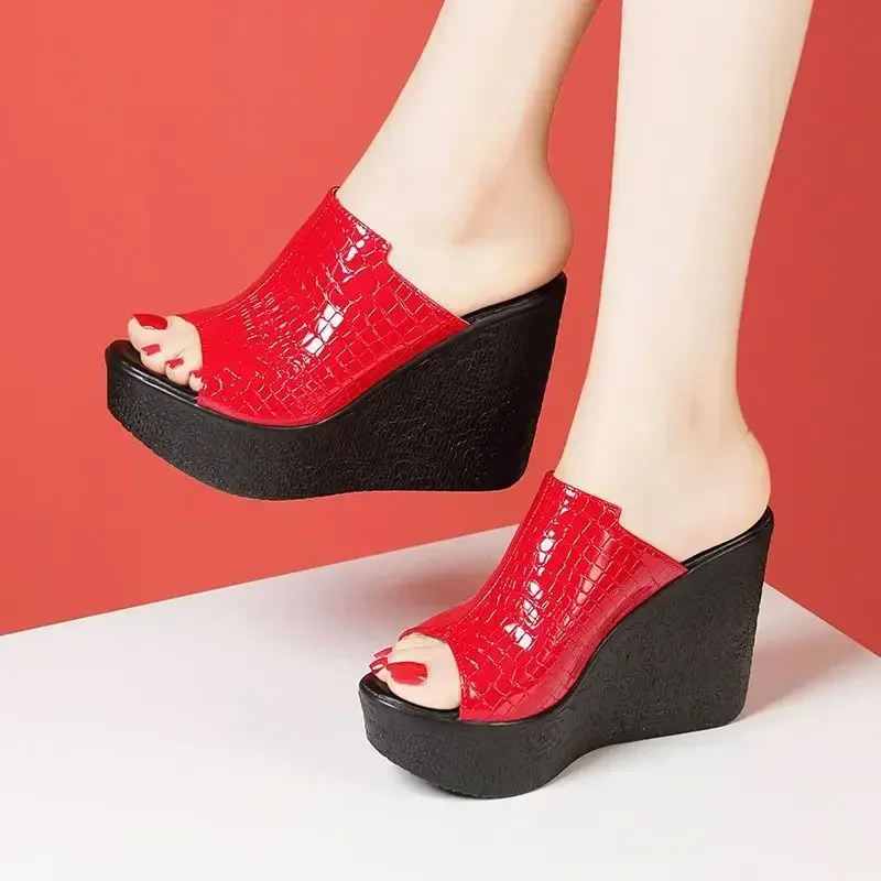 11cm Kleine Größe 32-43 Sommer Glänzende Lederschuhe Plateau-Keilabsatz Pantoletten 2026 High Heels Slipper Damen für Büro Modell Mutter