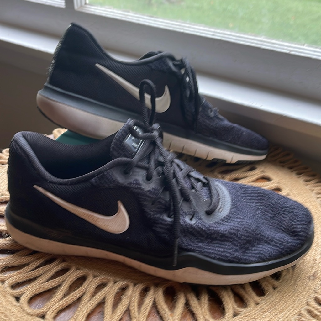 Nike Shoes | 8.5 Nike Tennis Shoes | Color: Black | Size: 8.5