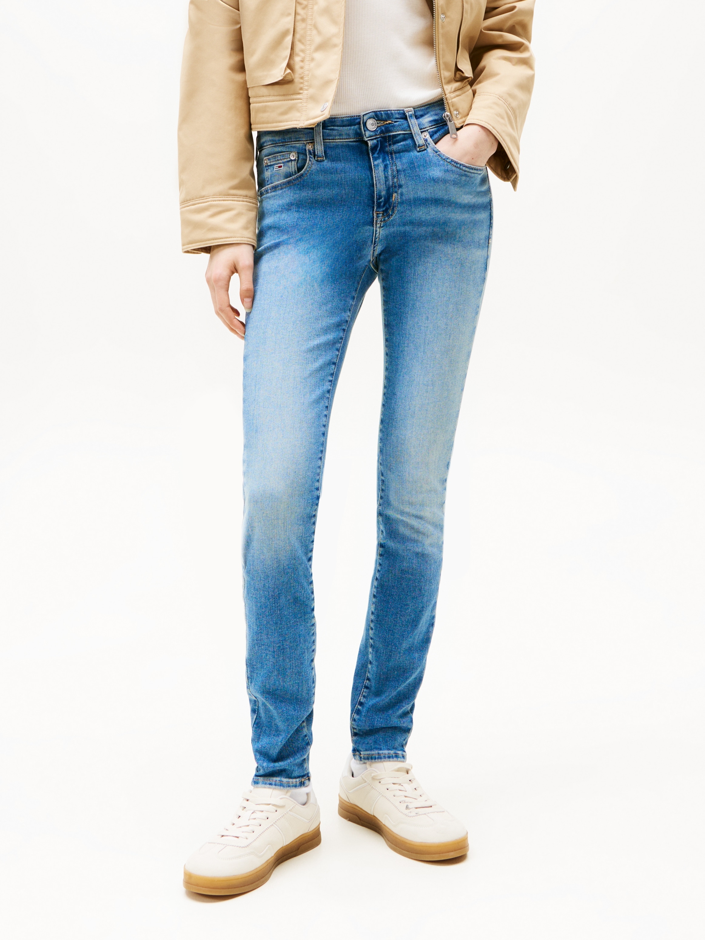 Skinny-fit-Jeans TOMMY JEANS "Tommy Jeans - Damenjeans SOPHIE - Low Waist - Skinny Fit", Damen, Gr. 29, Länge 32, blau (denim medium), Denim/Jeans, Obermaterial: 92% Baumwolle, 6% Elastomultiester, 2% Elasthan, Casual, skinny fit 7/8-Länge, Jeans,... Image