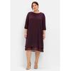 Chiffonkleid SHEEGO "Große Größen", Damen, Gr. 48, Normalgrößen, rot (burgund), Obermaterial: 100% Polyester;Futter: 95% Viskose, 5% Elasthan, unifarben, feminin, figurumspielend knieumspielend, Rundhals, 3/4-Ärmel Lagenoptik, Kleider Partykleid, in...