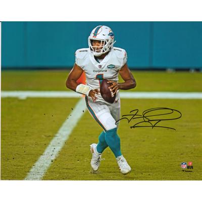 Tua Tagovailoa, Miami Dolphins, signiertes Foto, 20,3 x 25,4 cm, weißes Trikot beim Ausrollen Image