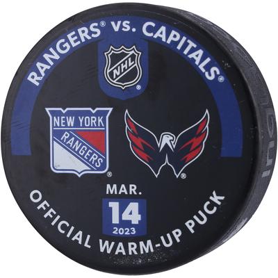 Trainingspuck der New York Rangers beim Aufwärmen gegen die Washington Capitals am 14. März 2023 Image