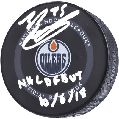 Von Evan Bouchard signierter offizieller Spielpuck der Edmonton Oilers, Modell 2019, mit der Aufschrift „NHL-Debüt 06.10.18“ Image