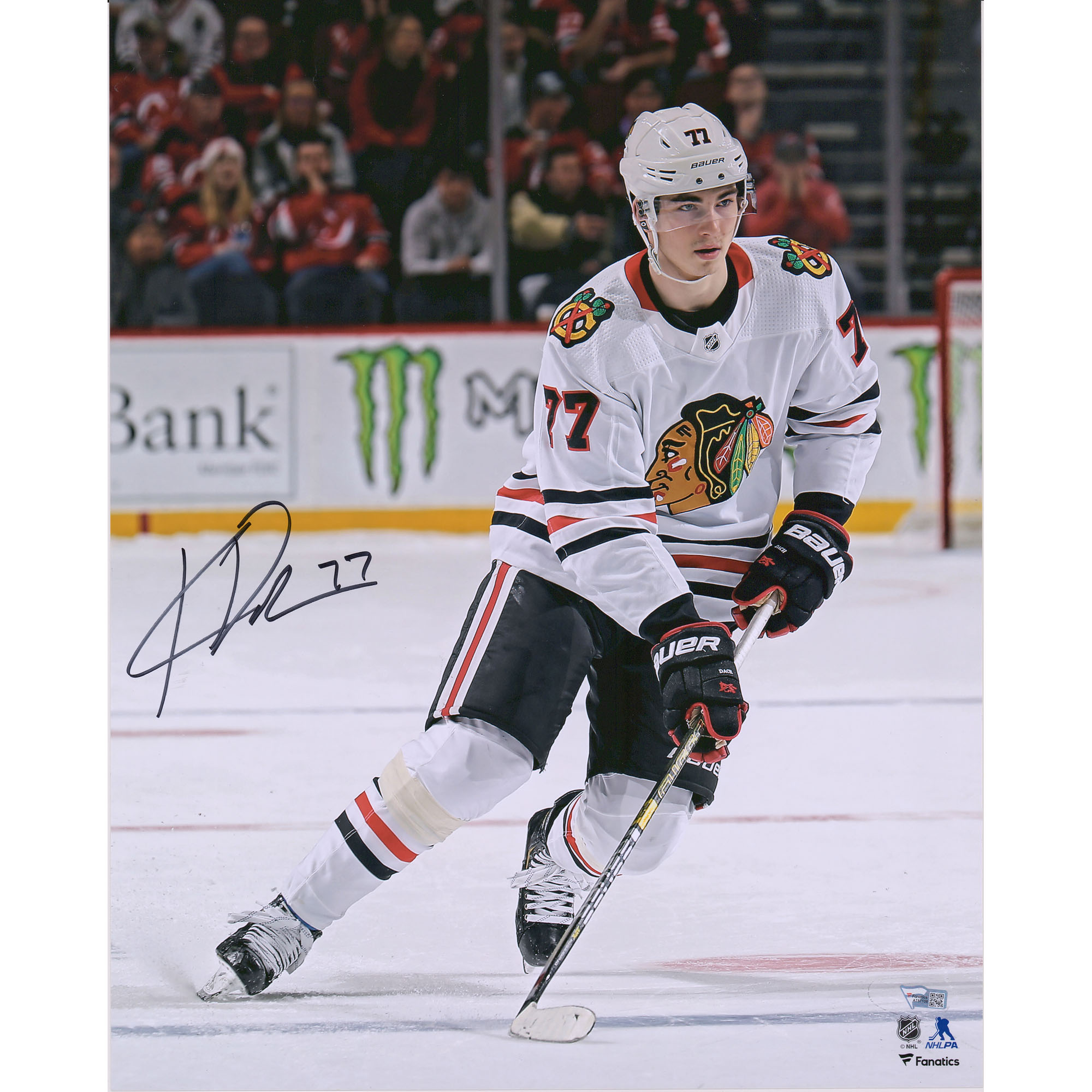Signiertes Eiskunstlauffoto der Chicago Blackhawks von Kirby Dach, 16 x 20 Zoll, weißes Trikot Image