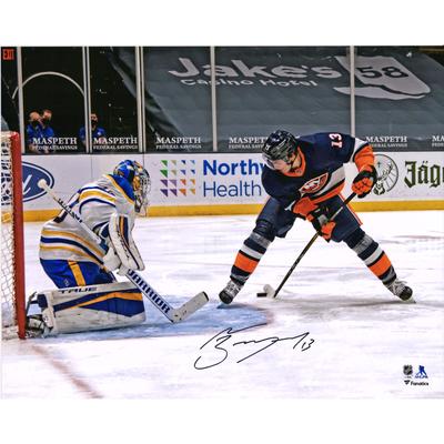 Autogrammfoto von Mathew Barzal, New York Islanders, 16 x 20 Zoll, „Tor zwischen den Beinen“ gegen die Buffalo Sabres Image