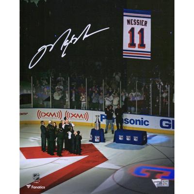 Signiertes Foto von Mark Messier von den New York Rangers (20,3 x 25,4 cm) mit Trikot, Bannerhissung zur Ruhestandsnacht Image