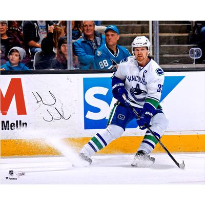 Henrik Sedin, Vancouver Canucks, signiertes 16 x 20 Zoll großes Foto beim Stoppen auf weißem Trikot Image