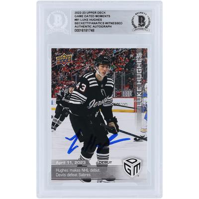Luke Hughes New Jersey Devils signiertes 2022-23 Upper Deck Spiel datierte Momente NHL Debüt #81 Beckett Fanatics bezeugte authentifizierte Rookie-Karte Image