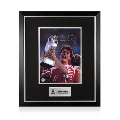 UEFA 2024 Offizielles Brian Laudrup Offiziell signiertes und gerahmtes Dänemark-Foto: Gewinner der UEFA EURO 1992 Image