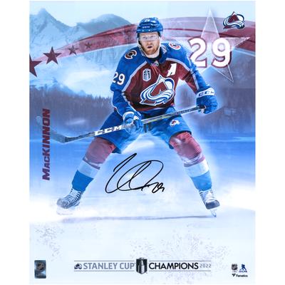 Nathan MacKinnon Colorado Avalanche signiertes 2022 Stanley Cup Champions Mountain Panel Foto, 16" x 20" Image