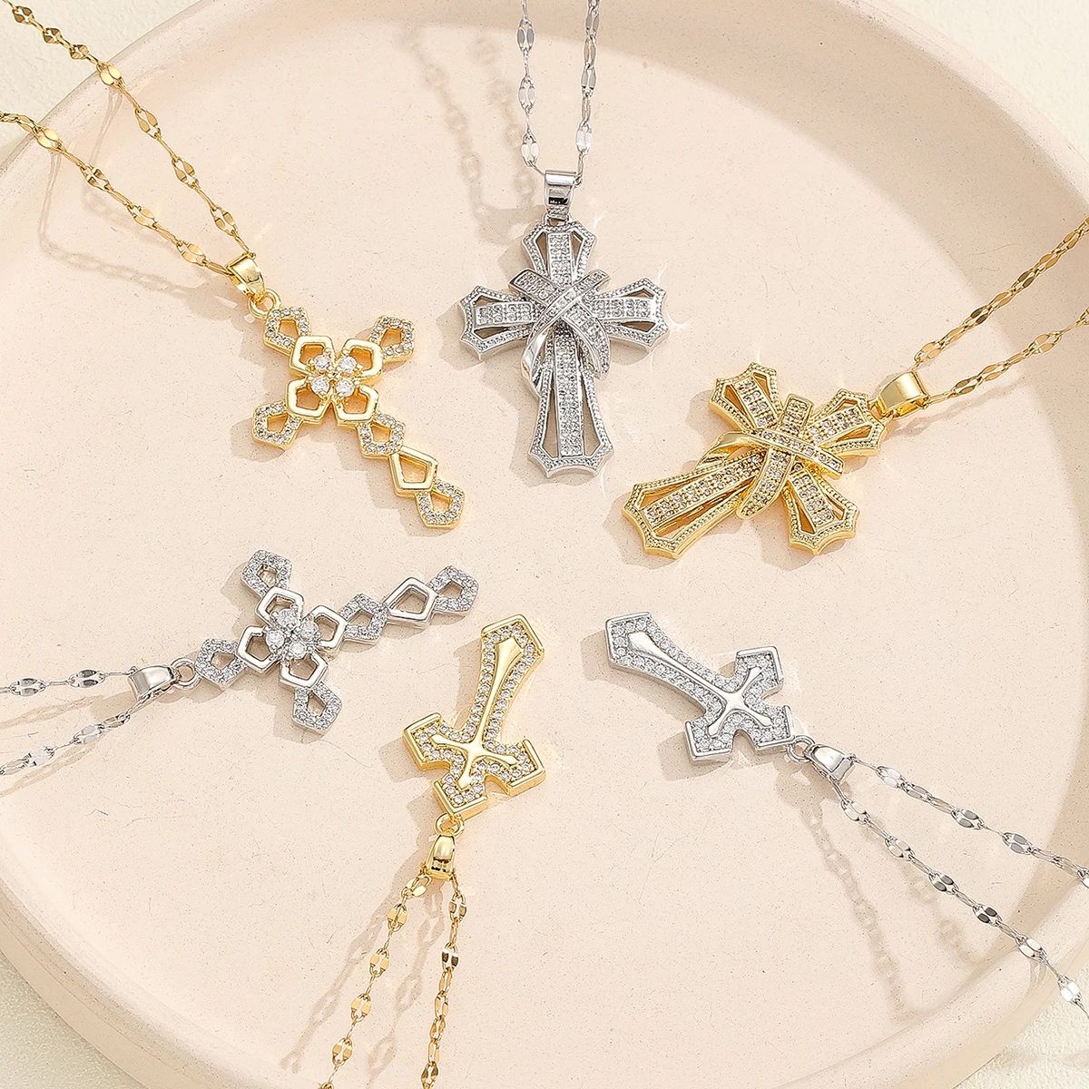 Neue vielseitige Retro-Kreuz-Halskette mit Mikro-Intarsien-Zirkon, hohle Schlüsselbeinkette für Familie und Freunde als Geschenk Image