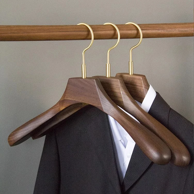 1/2 stücke Holz Kleiderbügel Breite Kleiderbügel mit Messing Haken Kleider schrank Lager regale Holz Kleiderbügel Organizer Rack für Kleidung