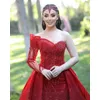 Maßgeschneidertes elegantes rotes Meerjungfrau-Abendkleid mit One-Shoulder-Design, Perlendetails und abnehmbarer Schleppe für Hochzeiten und besondere Anlässe