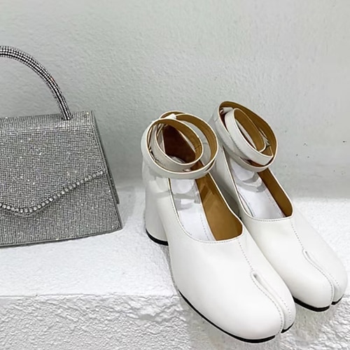 Rote Tabi-Schuhe mit Blockabsatz und Knöchelriemen für Damen – einzigartiges Design mit geteilter Zehenpartie für Retro- und moderne Mode-Styles Image