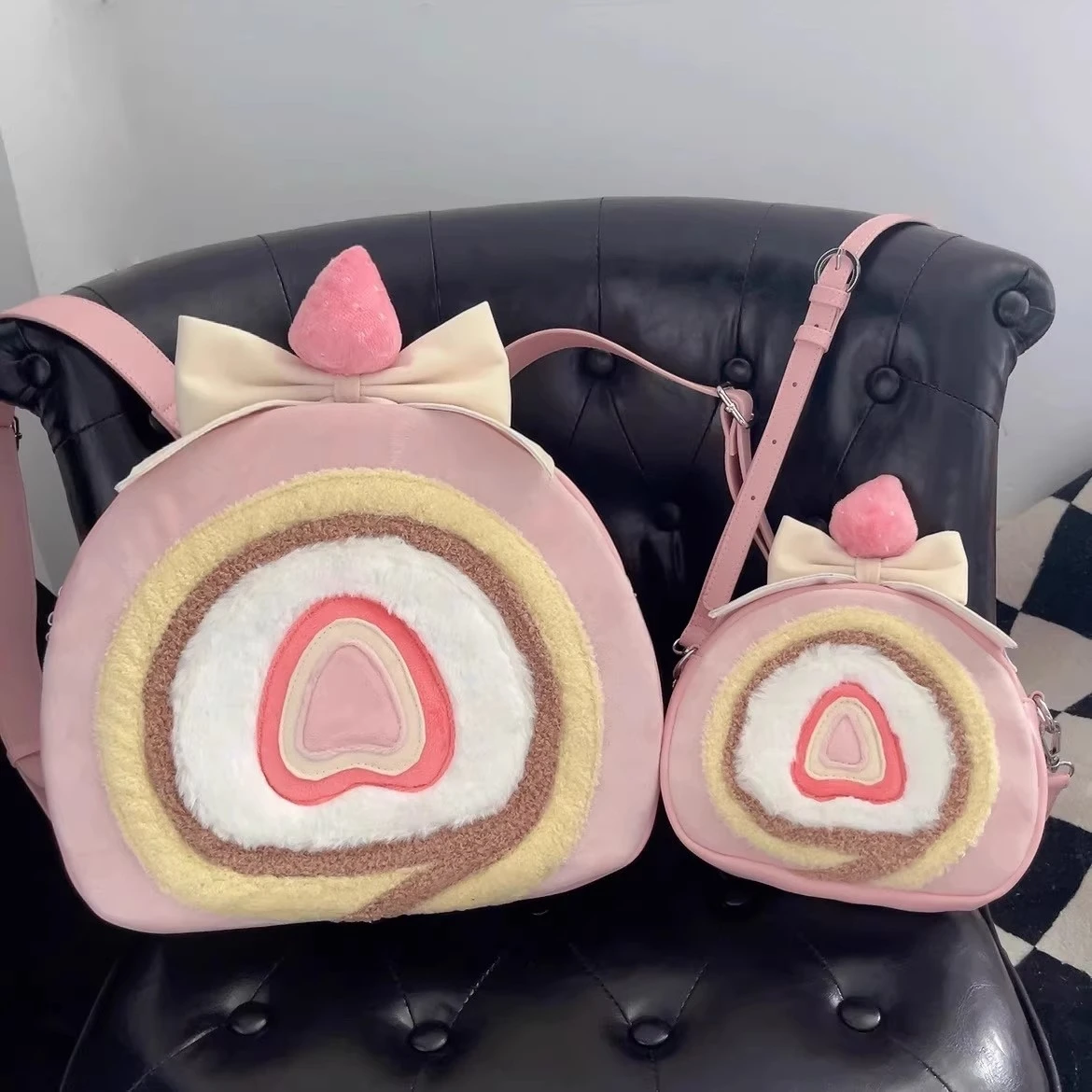 JIAERDI Borsa a tracolla in morbido peluche con torta di fragole Borsa da donna dolce Kawaii rosa Lolita Borsa da ragazza con fiocco di grande capacità Zaino da donna