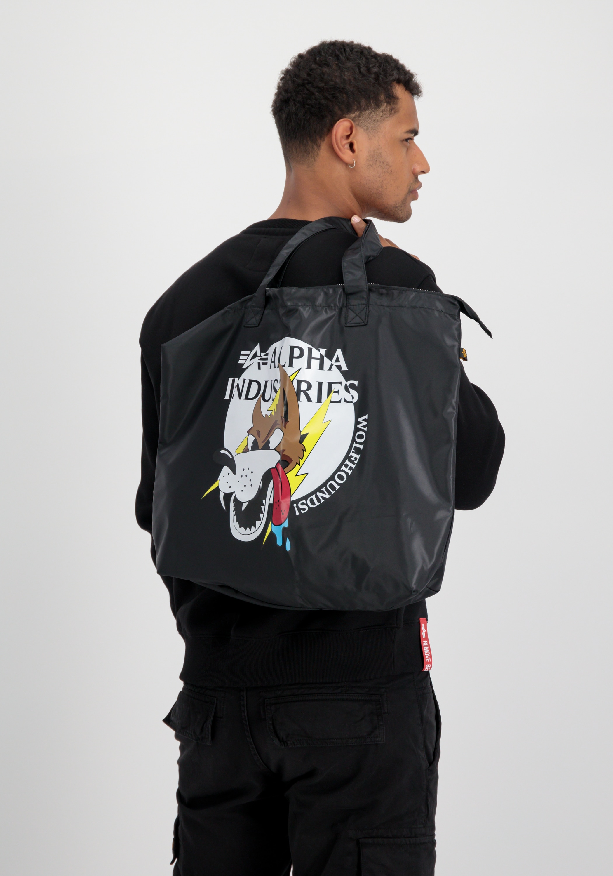 Tragetasche ALPHA INDUSTRIES "Wolfhounds Zip Shopper", Gr. onesize, schwarz, Obermaterial: 100% Nylon, Futter: 100% Polyester, Taschen Image