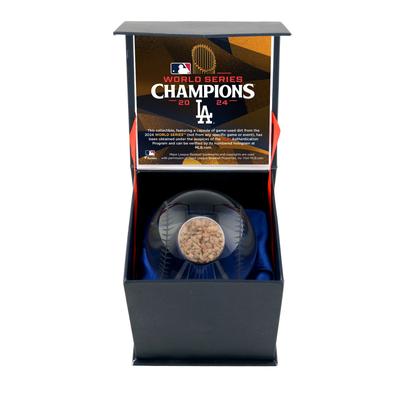 Kristall-Baseball der Los Angeles Dodgers, Gewinner der World Series 2024, mit beim Spiel verwendetem World Series-Sand Image