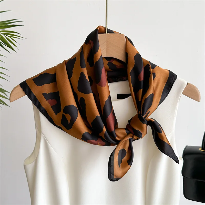 Neue Seiden schals mit Leoparden muster für Frauen 70cm quadratische Schals Hijab weibliche Krawatten weiches Halstuch lässig dekorieren Haarband Image