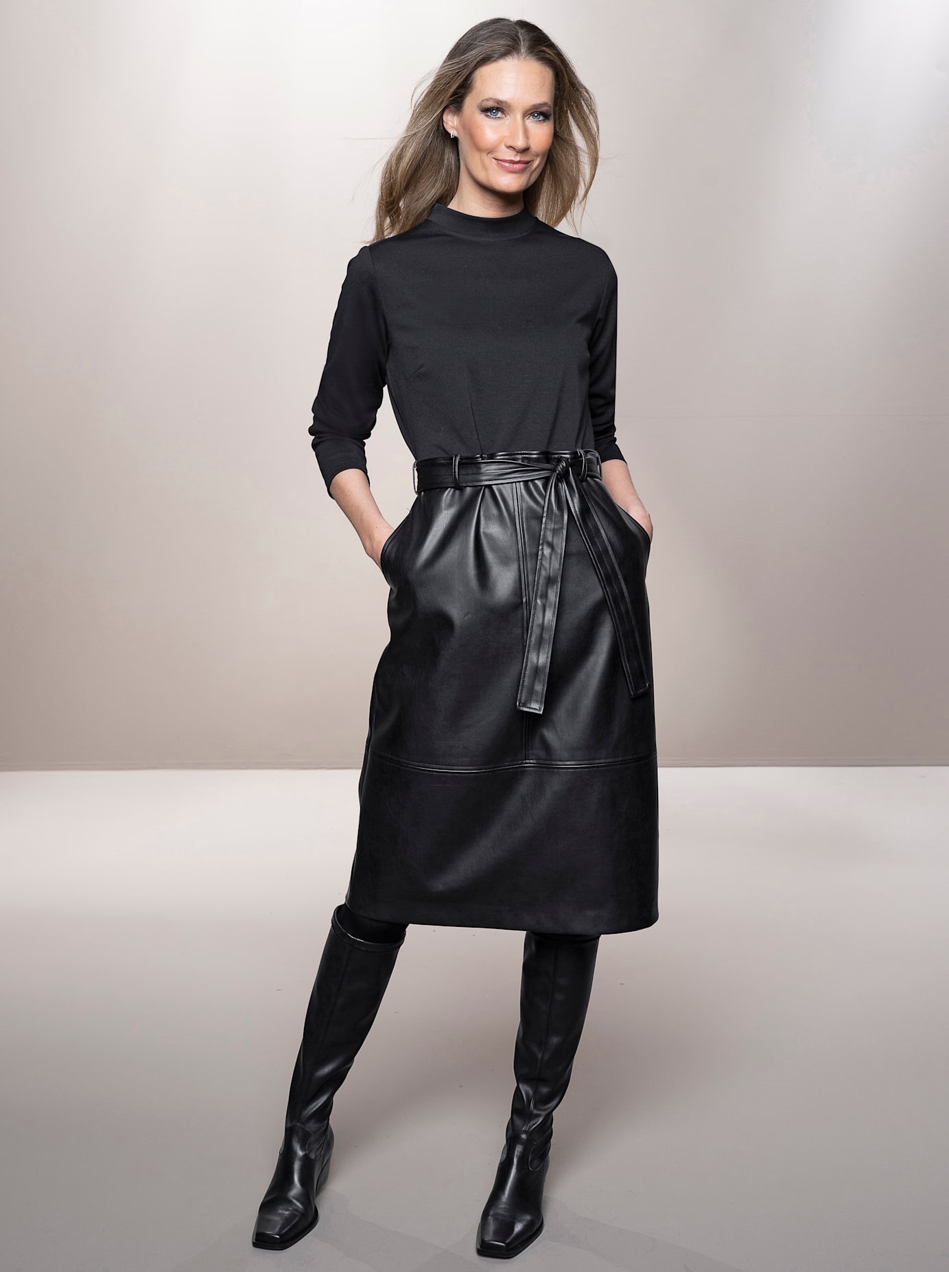Lederkleid HEINE "Kleid", Damen, Gr. 42, Normalgrößen, schwarz, 76% Polyester, 20% Viskose, 4% Elasthan, Lederimitat:100% Polyester, unifarben, knielang, Rundhals, Kleider Image
