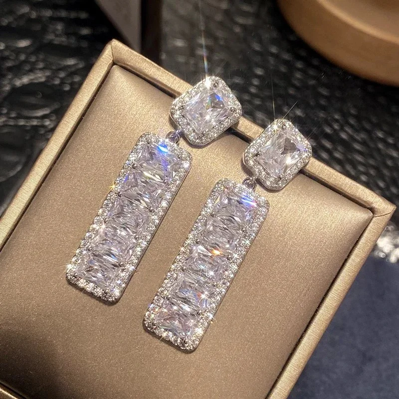 Huitan Swanking Tropfen-Ohrringe für Frauen, helle rechteckige Zirkonia, weibliche Ohr-Accessoires, modischer Cocktail-Party-Schmuck Image