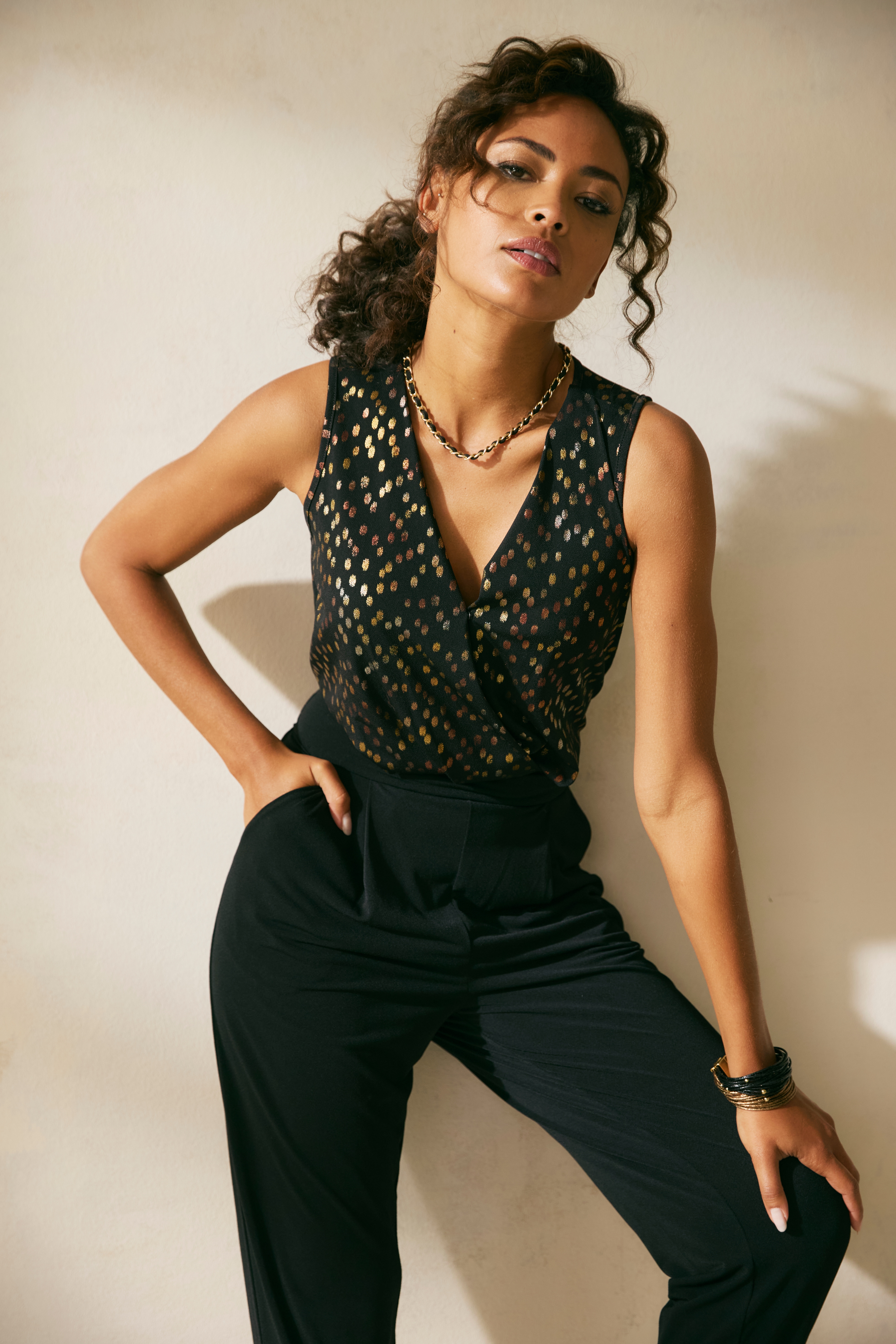 Overall LASCANA, Damen, Gr. 40, N-Gr, schwarz (schwarz, gold), Crêpe, Obermaterial: 95% Polyester, 5% Elasthan, bedruckt, figurumspielend lang, tiefer V-Ausschnitt, Overalls Overall, mit bedrucktem Oberteil, eleganter Jumpsuit, Business-Look, festlich