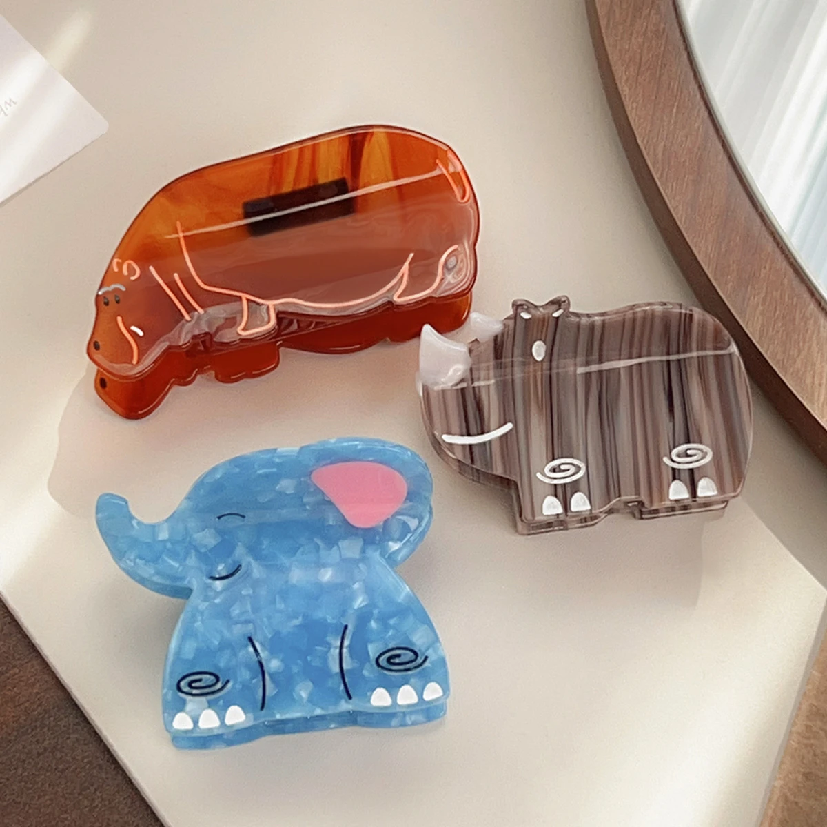 2024 lustige Haars pange Cartoon Haar Krallen Nilpferd Haar Krallen Wald Thema Haar Kralle Clip Haars pangen für Mädchen Zubehör für Frauen Image