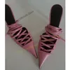 Rosa gekreuzte hohle Pumps Riemchen gezeigt auf Stiletto High Heel Schnür Damenschuhe 2023 Mode sexy