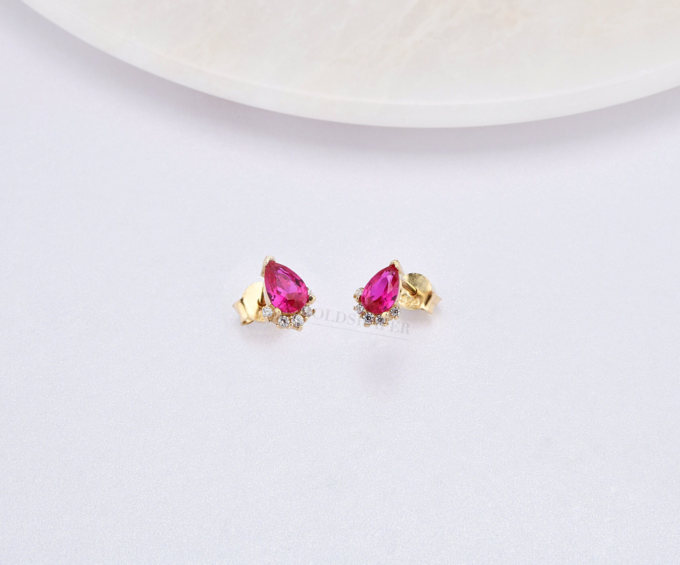 Orecchini in oro 14 carati con rubino, orecchini in oro con rubino, orecchini a bottone con rubino, orecchini con rubino, orecchini in oro con pietre