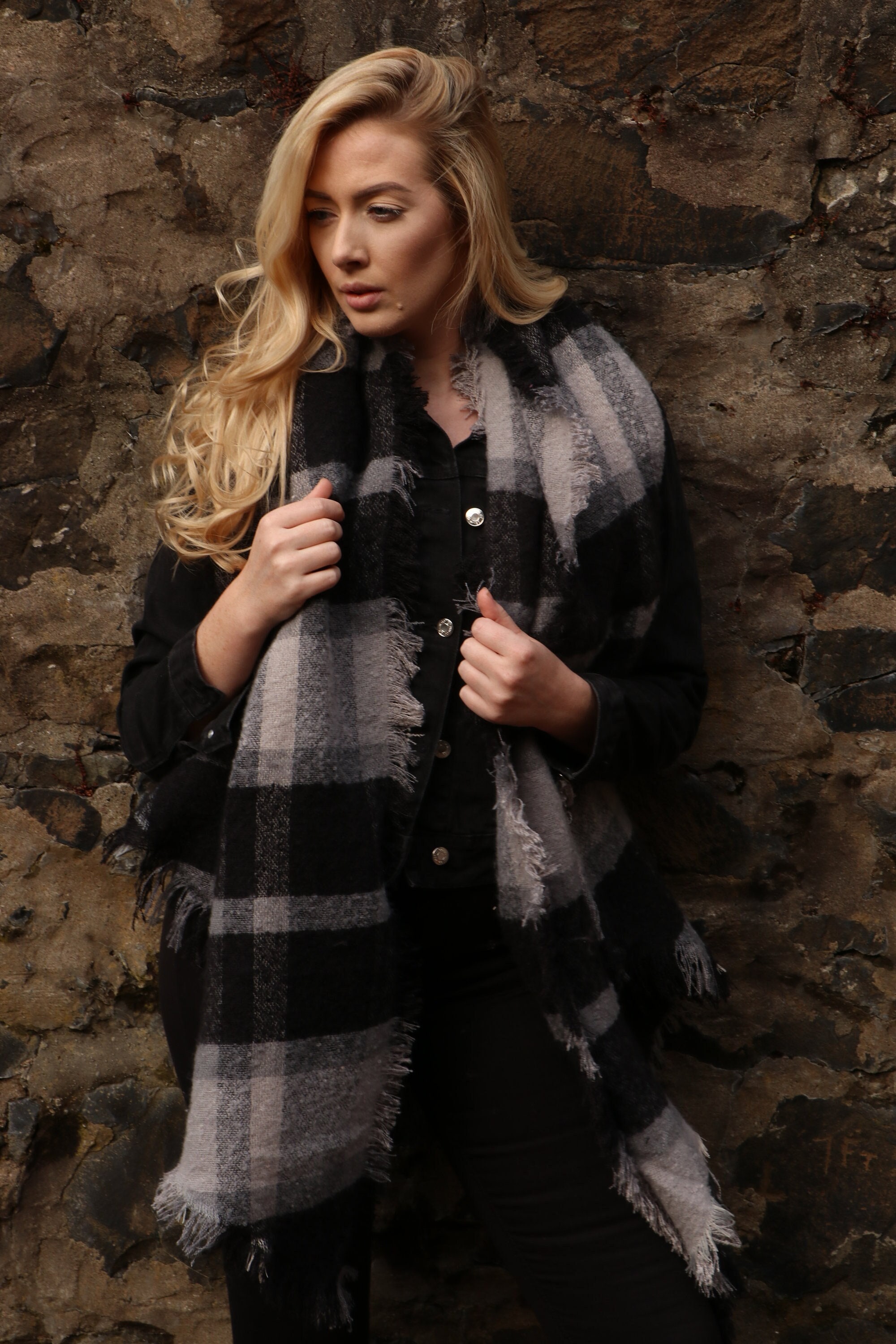 Sciarpa nera da donna, sciarpa a coperta, scialle oversize, sciarpa a quadri, sciarpa invernale calda, poncho da donna, regali per lei, scialle in pas