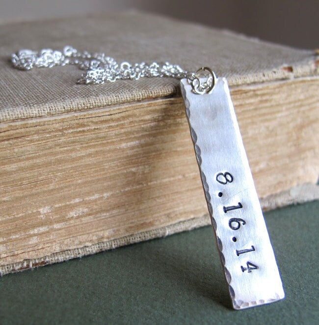 Ciondolo in argento sterling inciso Collana con ciondolo a barra personalizzato Ciondolo a goccia con data Collana con ciondolo inciso con nome Collan