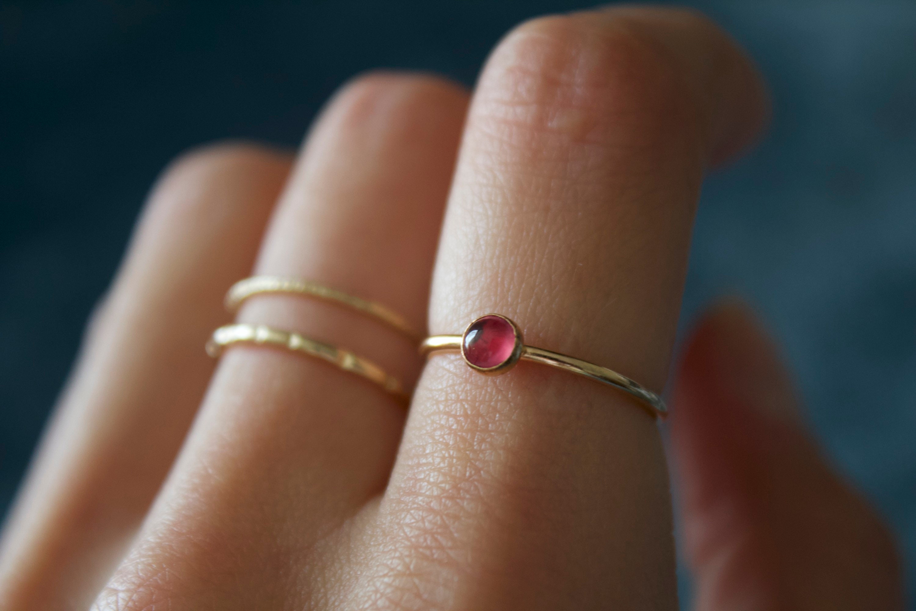 Anello con tormalina rosa / anello con tormalina rosa riempito in oro 14k / impilabile / delicato / anello in argento sterling con tormalina rosa / an