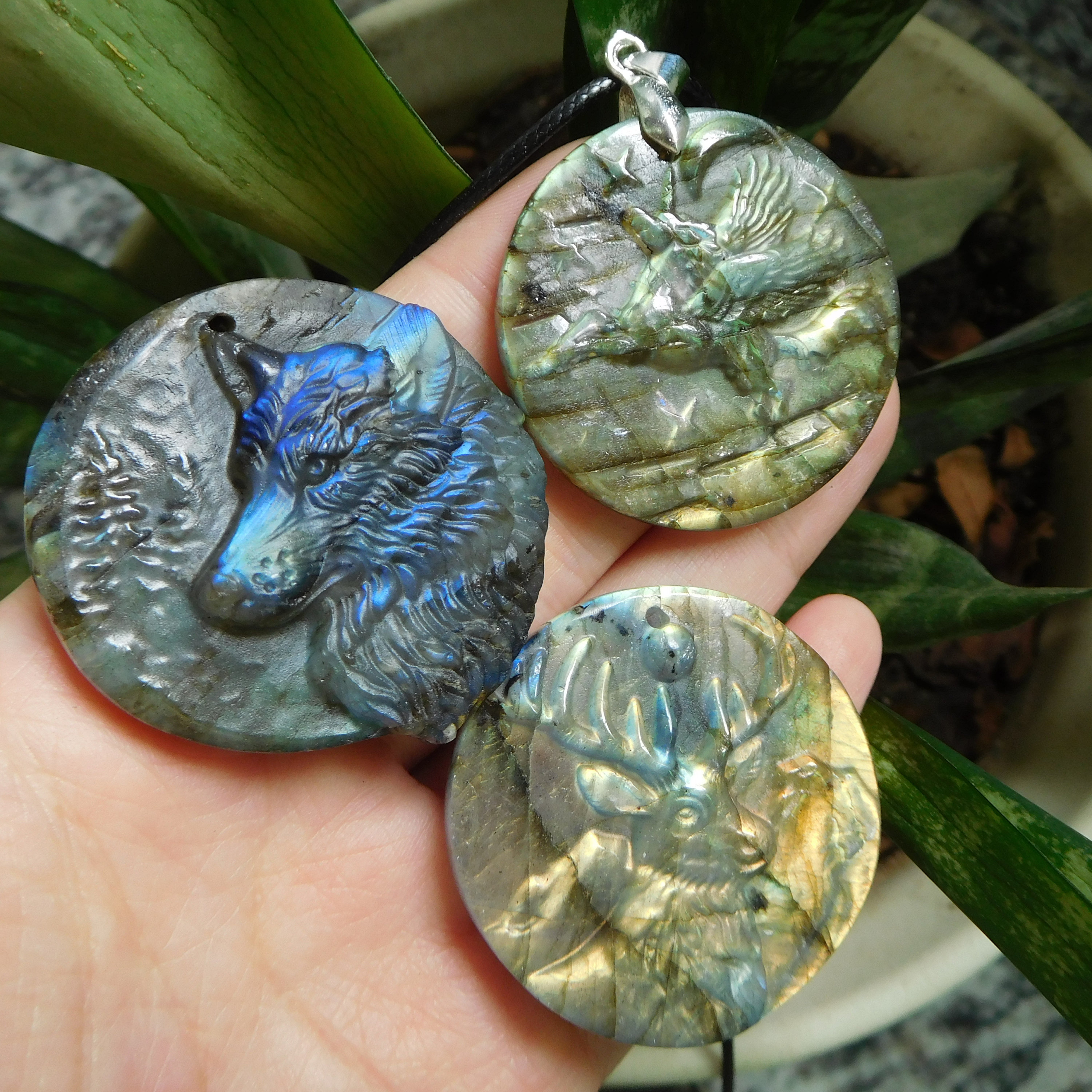 Scolpire il lupo di Labradorite. Lupo di Labradorite. Lupo artigianale. testa di lupo. ciondolo lupo. Ciondolo testa di lupo. Collana regalo lupo. col