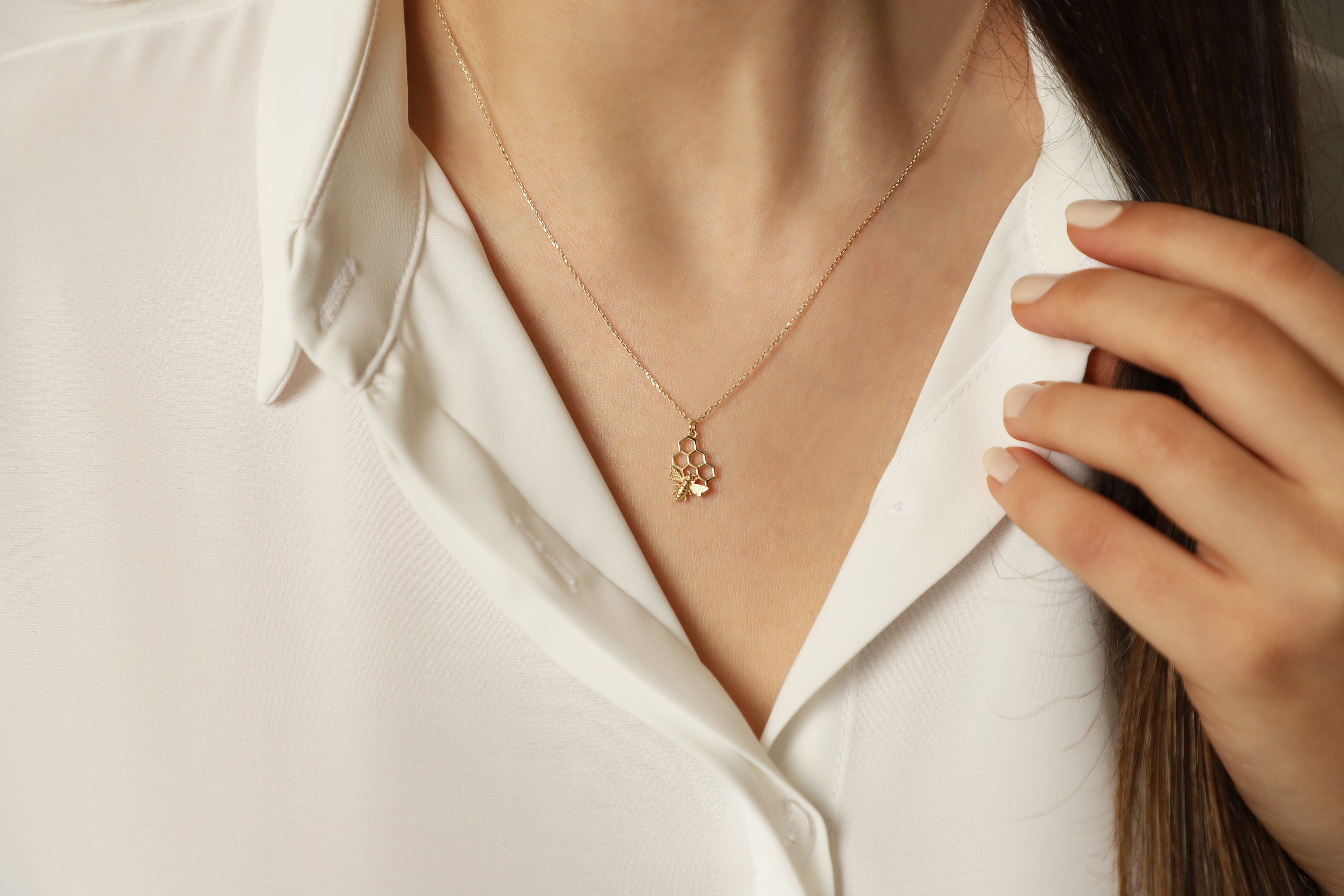 Collana ape su nido d'ape in oro 14 carati, collana ape in oro, collana a nido d'ape, collana con ciondolo ape, collana con animale, collana in oro 14