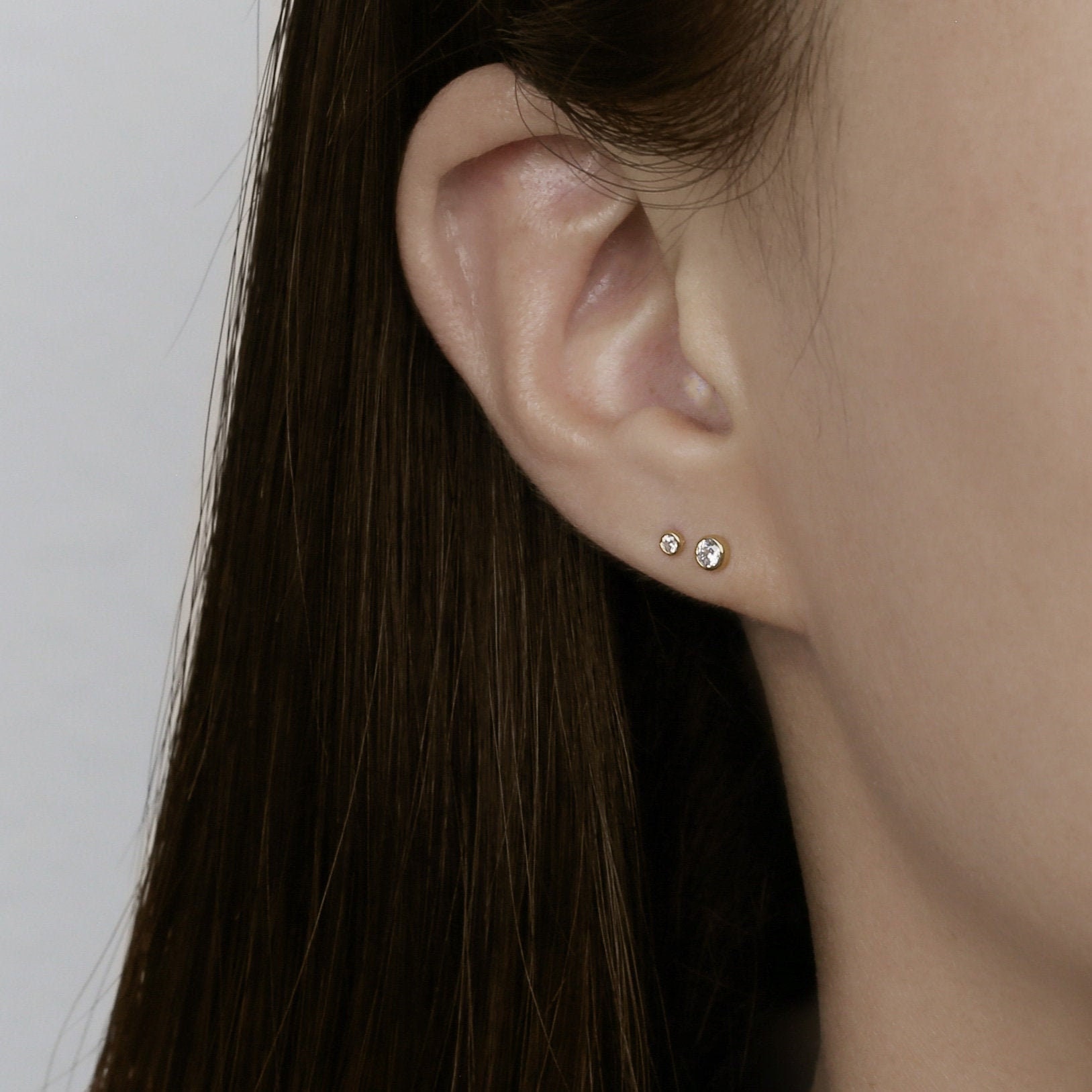 Orecchini a bottone con castone in oro massiccio 14k e piccoli zirconi cubici, orecchini delicati in oro 14k, orecchini minuscoli, mini orecchini, gio