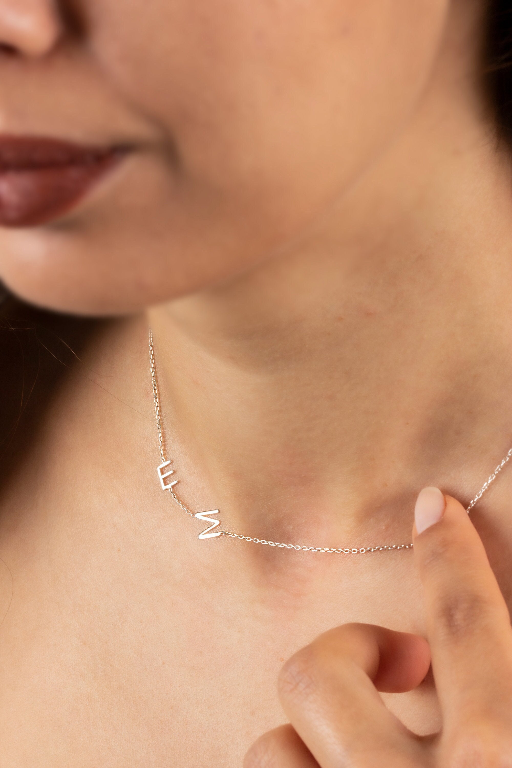 Collana con iniziale personalizzata in oro 14k / Collana con iniziale laterale delicata / Collane con iniziale personalizzata / Collana con iniziale l